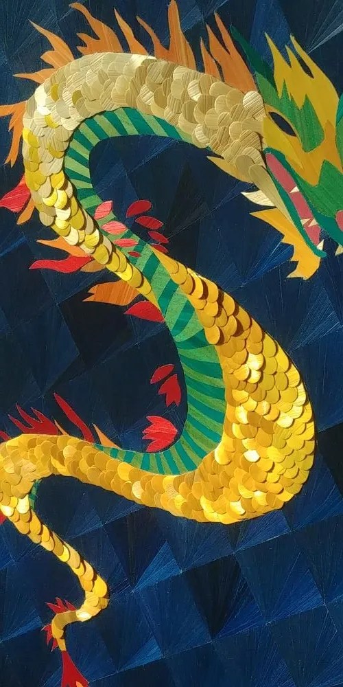 oeuvre d'art d'un dragon doré sous le feu de la lumière.