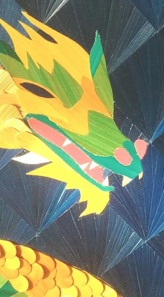 Zoom sur une œuvre d'art qui représente la tête du dragon
