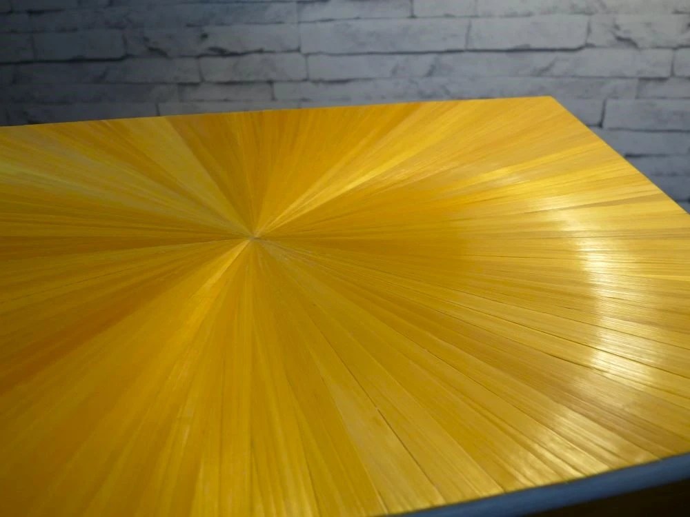 Dessus du couvercle d'une boite à bijoux décorée en marqueterie de paille jaune OR qui reflète la lumière en forme d'auréole