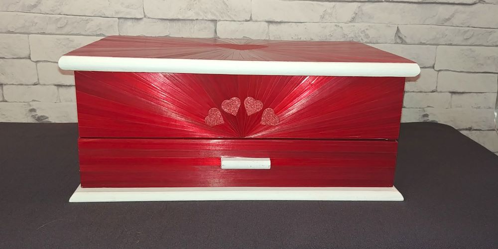 Avant de la boite a bijoux Saint-Valentin - sourire de reflets lumineux - marqueterie de paille rouge