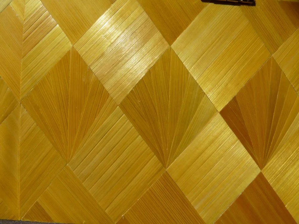 Détail sur le tressage de la marqueterie de paille sur la face arrière de la boîte.