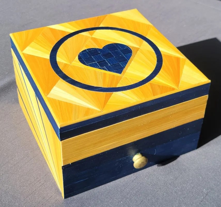 Boîte à bijoux haut de gamme cœur en damier bleu, avec des éclats bleus sur les côtés. Décoration unique