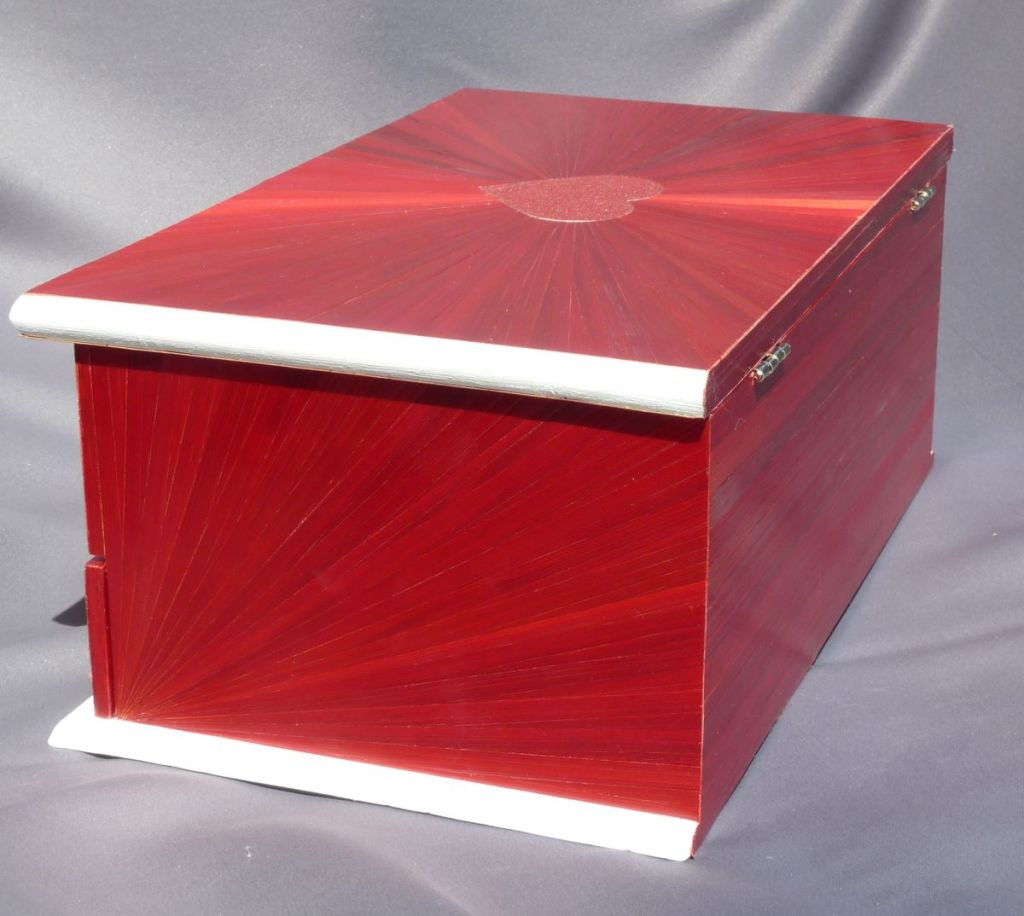 Boite à bijoux en marqueterie de paille rouge avec des reflets de lumière. Pièce unique - pièce rare