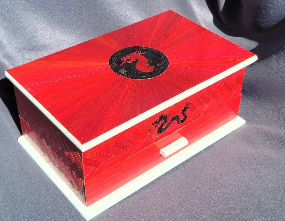 Boîte à Bijoux customisée par de la marqueterie de couleur rouge et noir