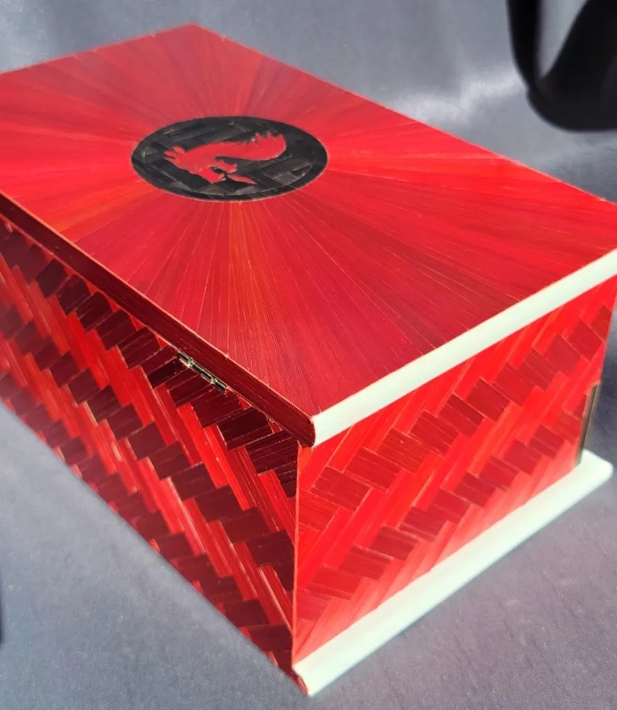 La boite rouge donne du caractère au 龙 surtout avec l'agencement des rubans de paille