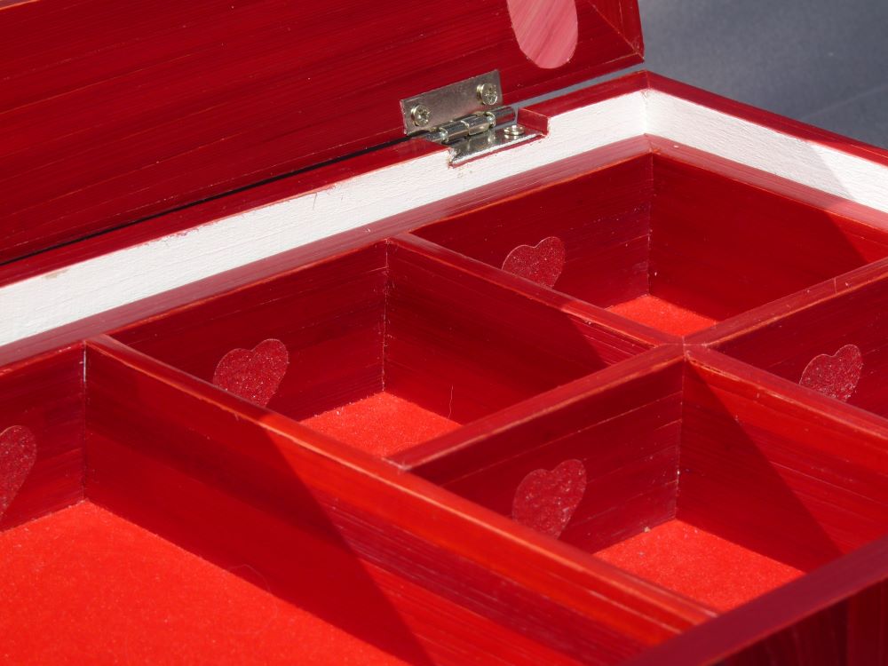 Zoom sur les cœurs brillants incrustés dans le décor de paille de seigle