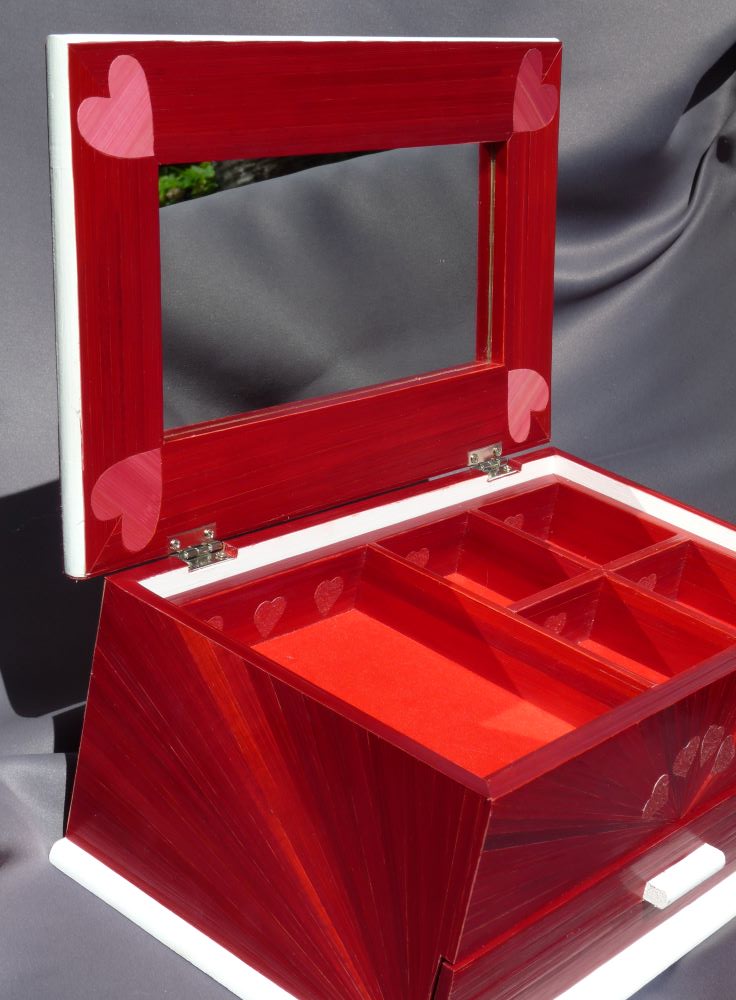 Intérieur de la boîte à bijoux haut de gamme Saint-Valentin rouge créée en marqueterie de paille