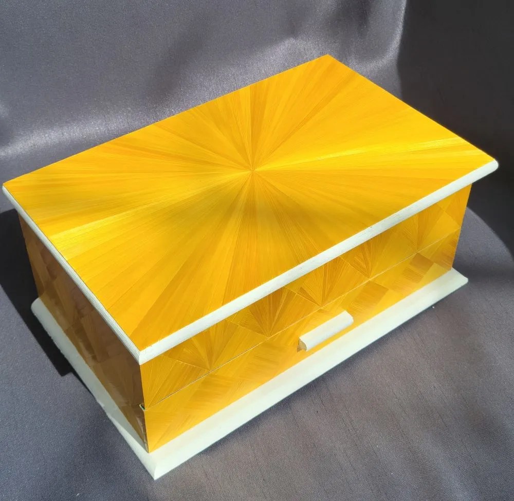 Boîte à Bijoux jaune or avec un beau motif soleil sur le couvercle