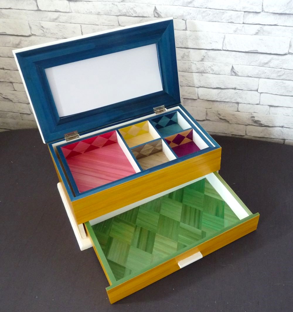 Intérieur de la boite a bijoux avec de la marqueterie de paille