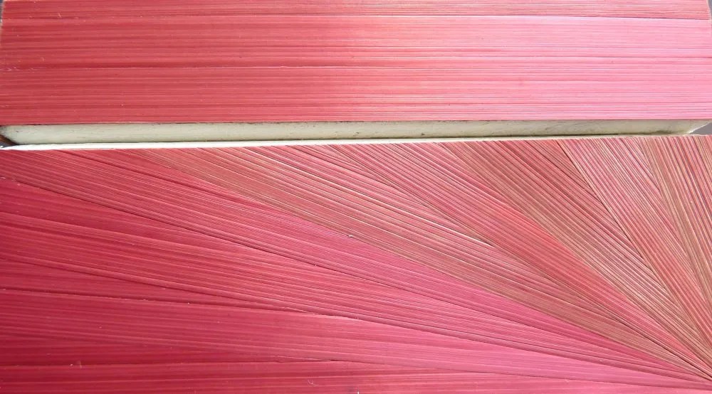 Agencement des rubans de paille sur le côté de la boîte rose