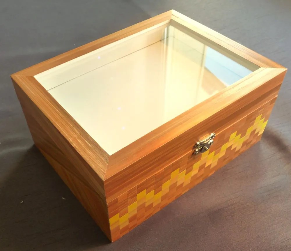 boite avec une vitre sur le dessus décorée en marqueterie de paille