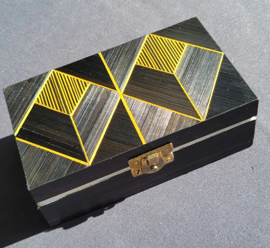 Boite de rangement de luxe Art déco noire et jaune or. marqueterie de paille