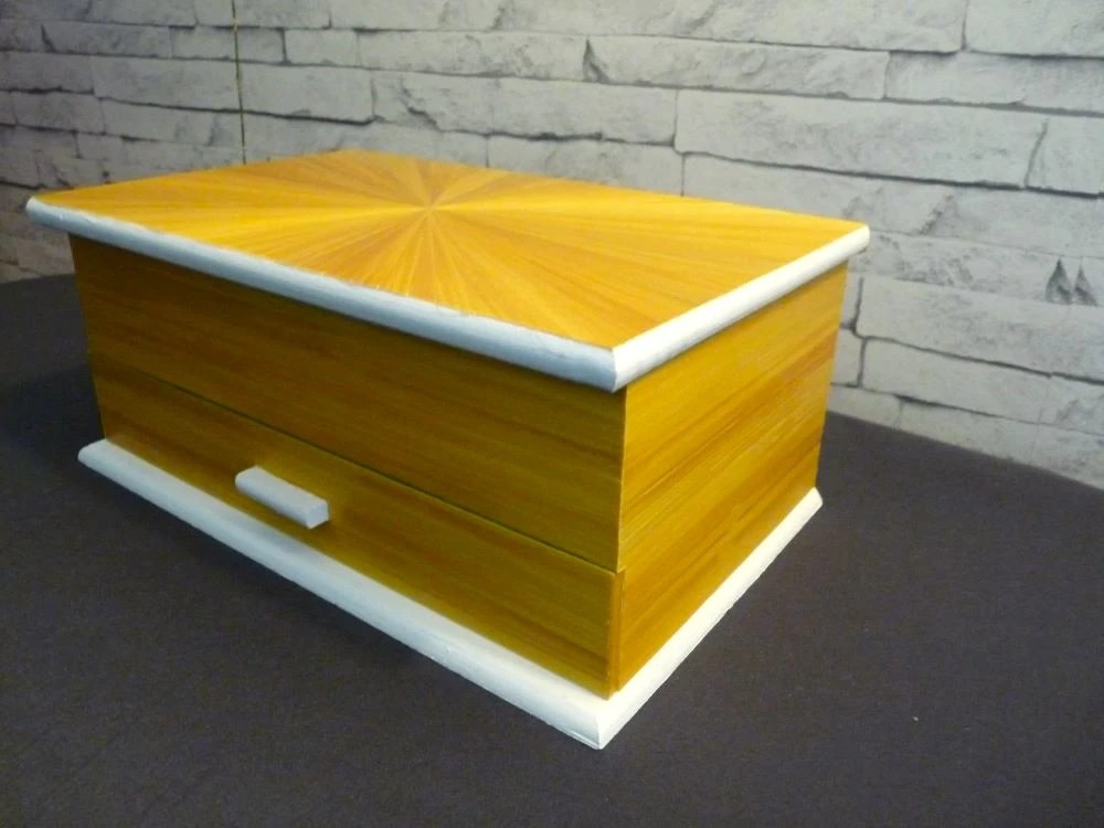 Belle boîte couleur jaune OR avec un soleil sur le couvercle et les rubans sont collés bord a bord sur les quatre autres faces