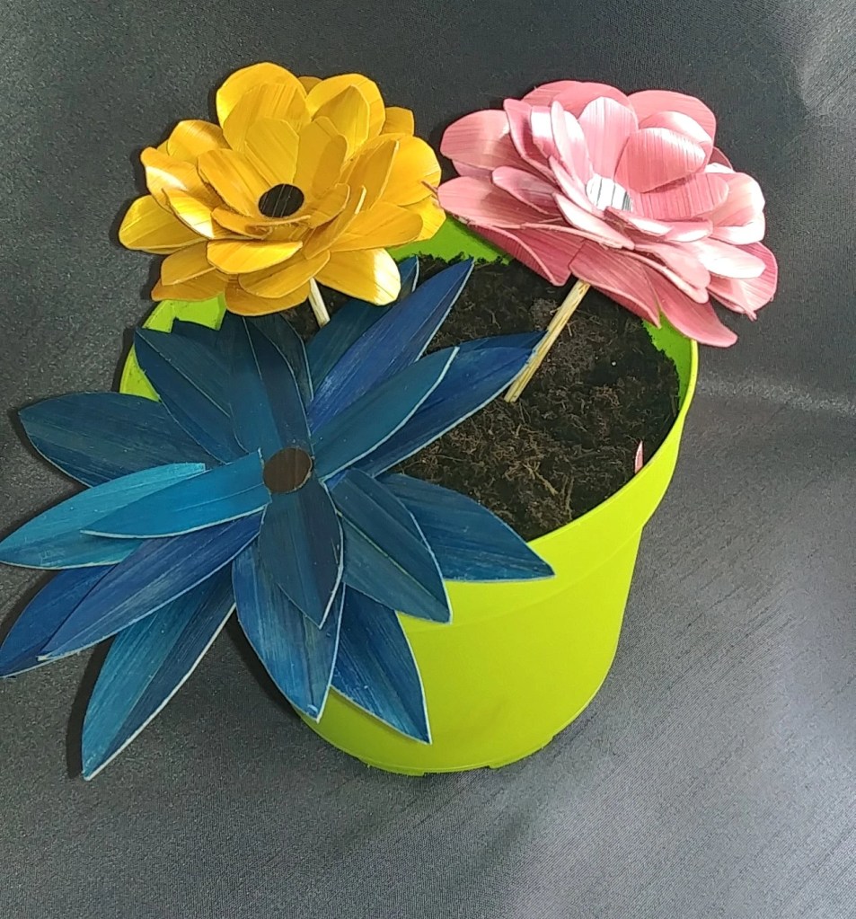 Photo d'un bouquet de trois fleurs de paille crée en TUTO sur youtube