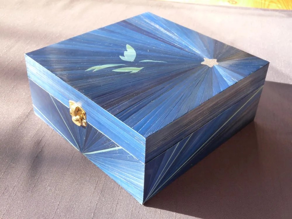 Boîte à chocolat décorée avec des rubans de paille