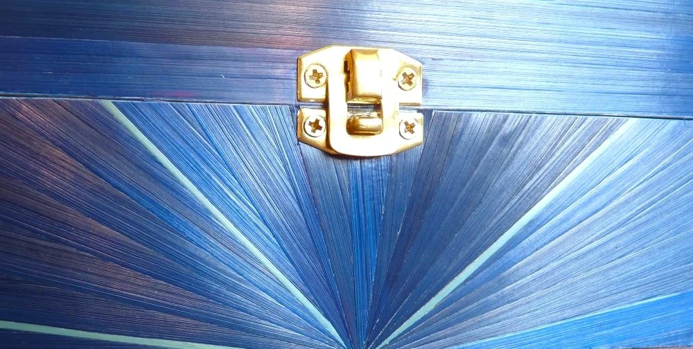 Boîte décorée en marqueterie de paille bleue avec un agencement reflet de lumière