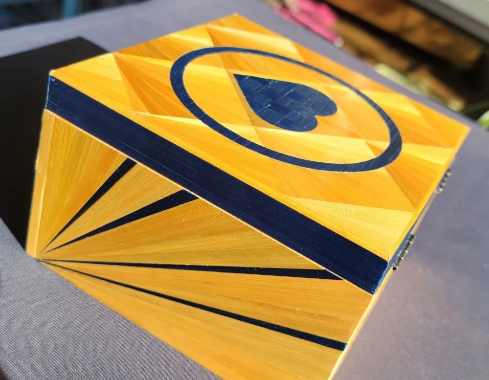 Décoration en soleil en marqueterie de paille jaune blé et bleu