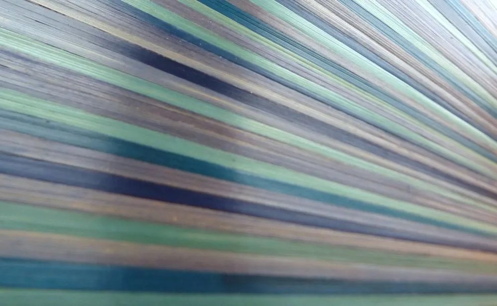 Alternance des rayons en camaïeux de bleus sur le dessus de la table à café - Straw marquetry