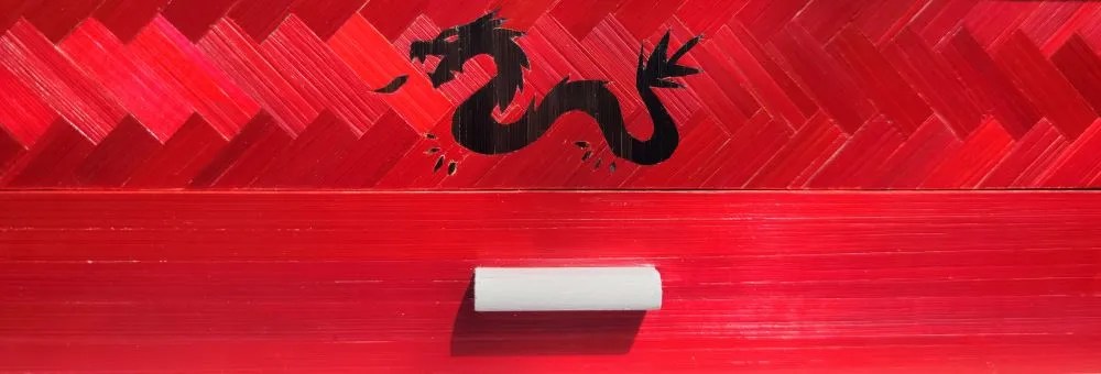Magnifique dragon noir incrusté sur un fond rouge pour représenter le signe astrologique du DRAGON 龙