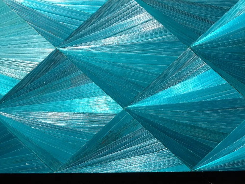 zoom sur les détails d'un tableau créé en marqueterie de paille de seigle couleur cyan