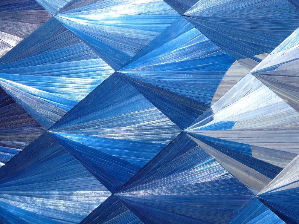 zoom sur les détails d'un tableau créé en marqueterie de paille de seigle couleur bleu
