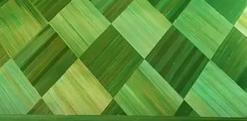 Tressage des rubans de paille de seigle couleur vert dans le fond du tiroir de la boite