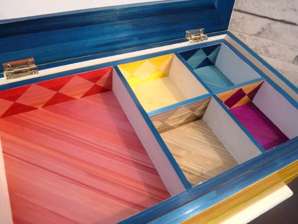 Agencement des rubans de pailles suivant le motif des losanges