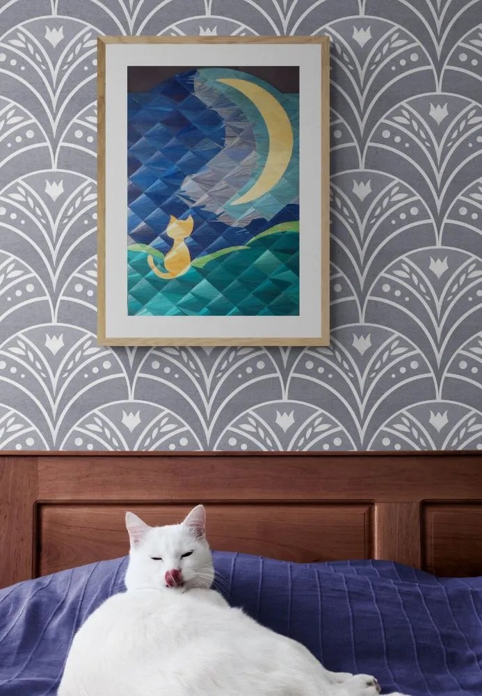 Tableau photographié dans une chambre avec un chat sur le lit pour seule compagnie
