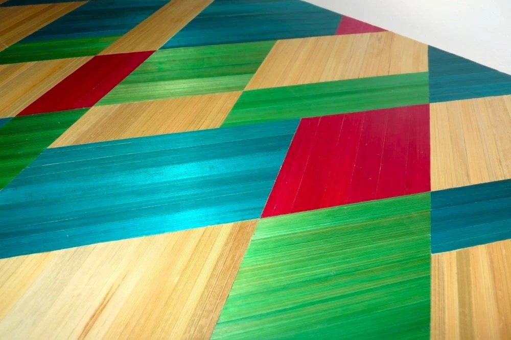 Photo du recouvrement d'un support de bois avec de la marqueterie de paille