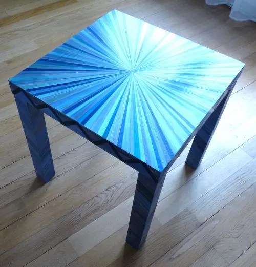 Table à café bleue avec une décoration unique en paille