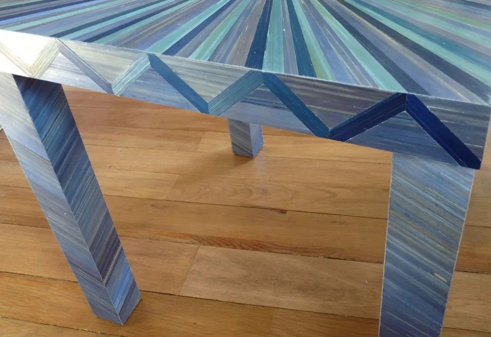 Détail de la tranche en zigzags recouvert en marqueterie de paille. Les brins qui recouvrent les pieds sont en quiconce