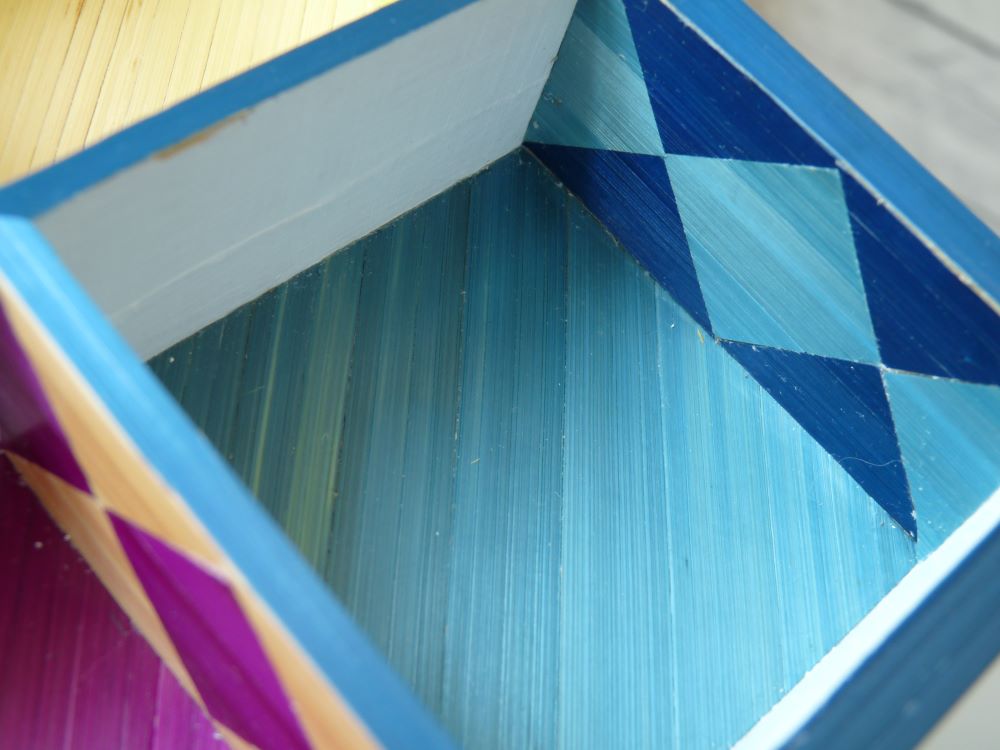 Zoom sur un compartiment créé en paille de seigle bleue