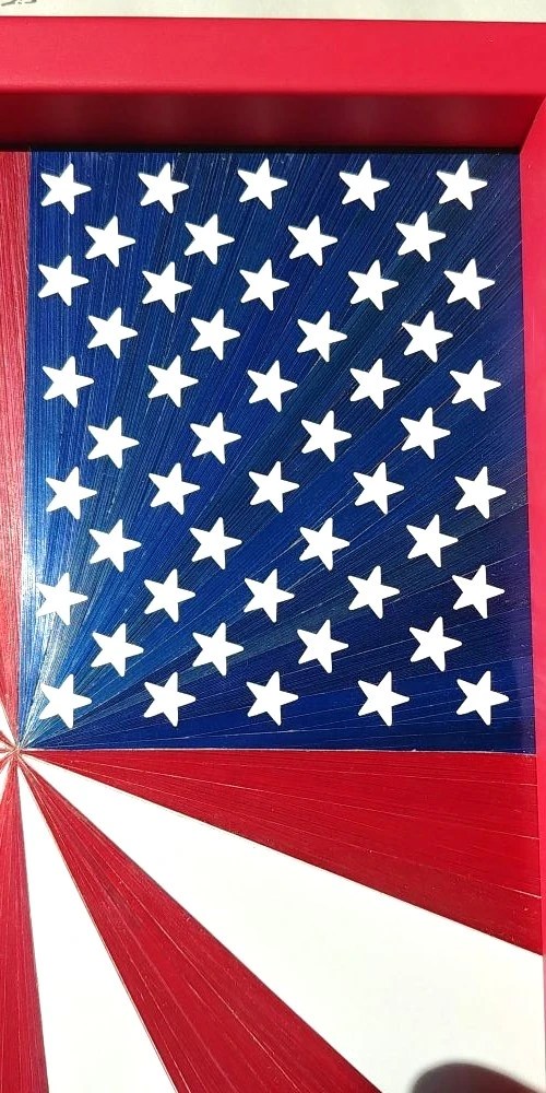 Zoom sur une partie du drapeau américain décoré en marqueterie de paille
