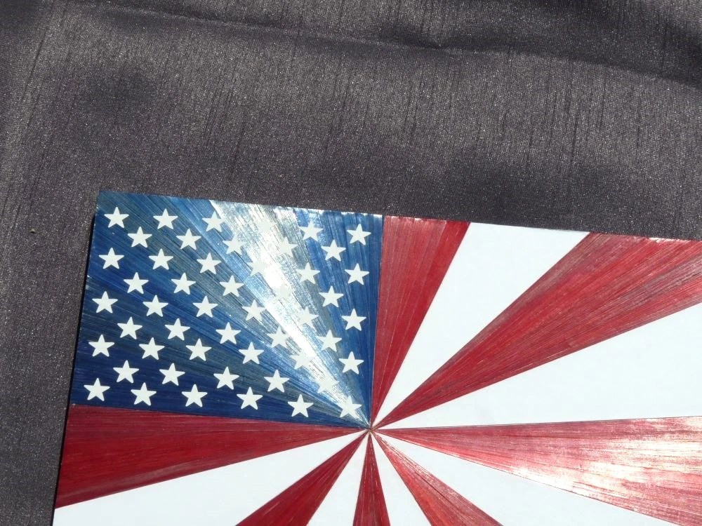 Reflets du soleil sur les pailles bleues sous les étoiles du drapeau américain