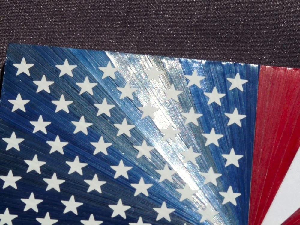 Reflets du soleil sur les pailles bleues sous les étoiles du drapeau américain