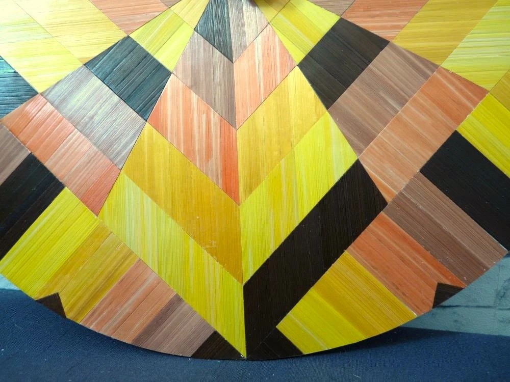 Base de l'horloge décorée en marqueterie de paille de seigle