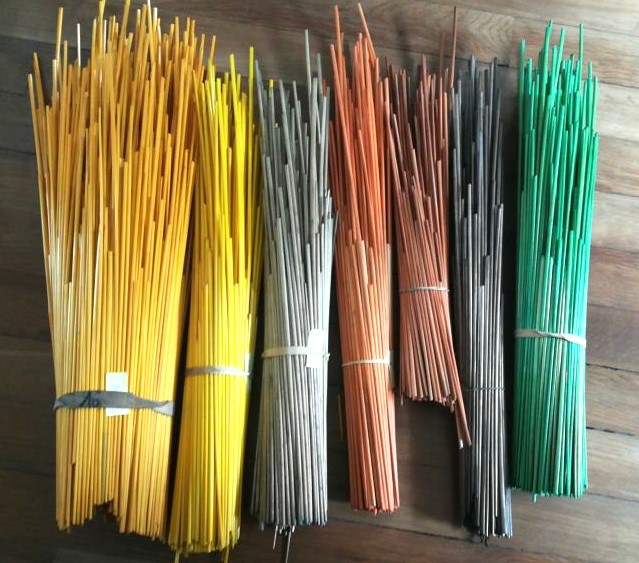 Plusieurs bottes de paille de seigle pour la marqueterie de paille