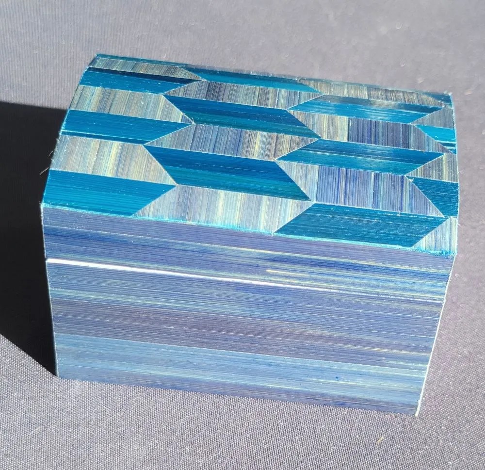 Artisanat d'art - Coffret à trésors en rubans de paille bleus