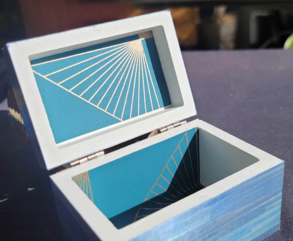 Art déco Artisanat d'art - Coffret à trésors en rubans de paille bleus