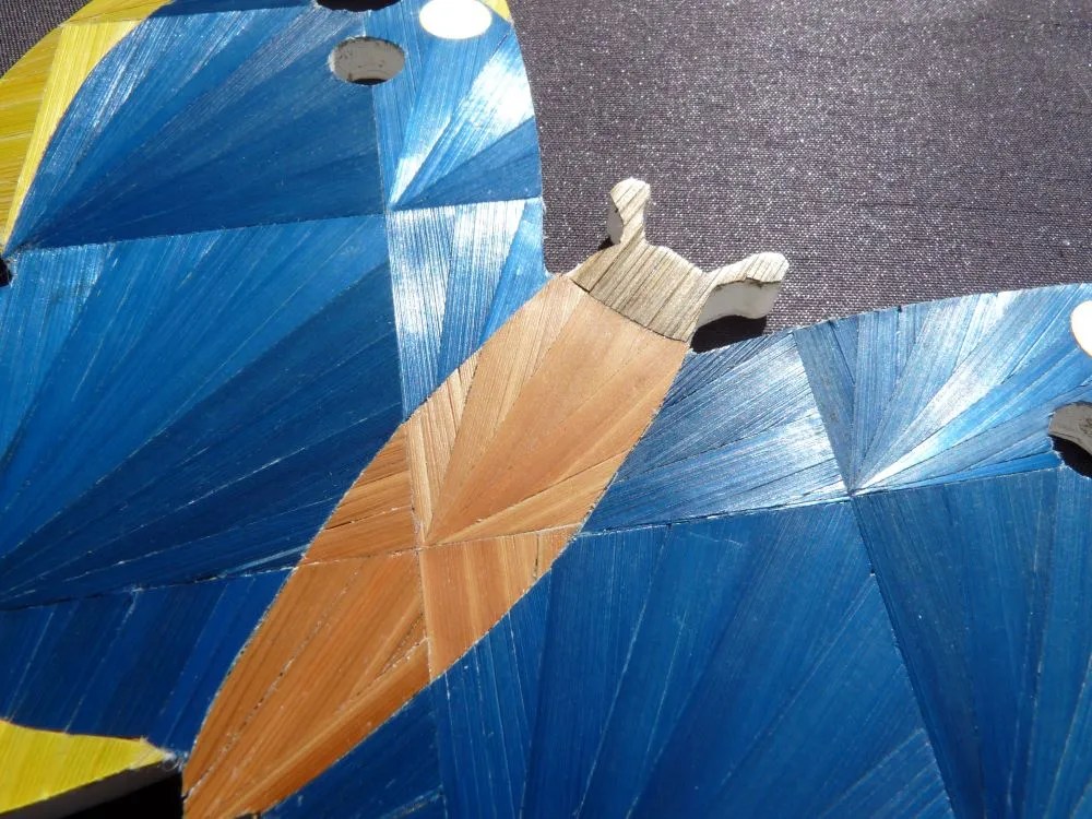 Papillon en marqueterie de paille de couleur bleue