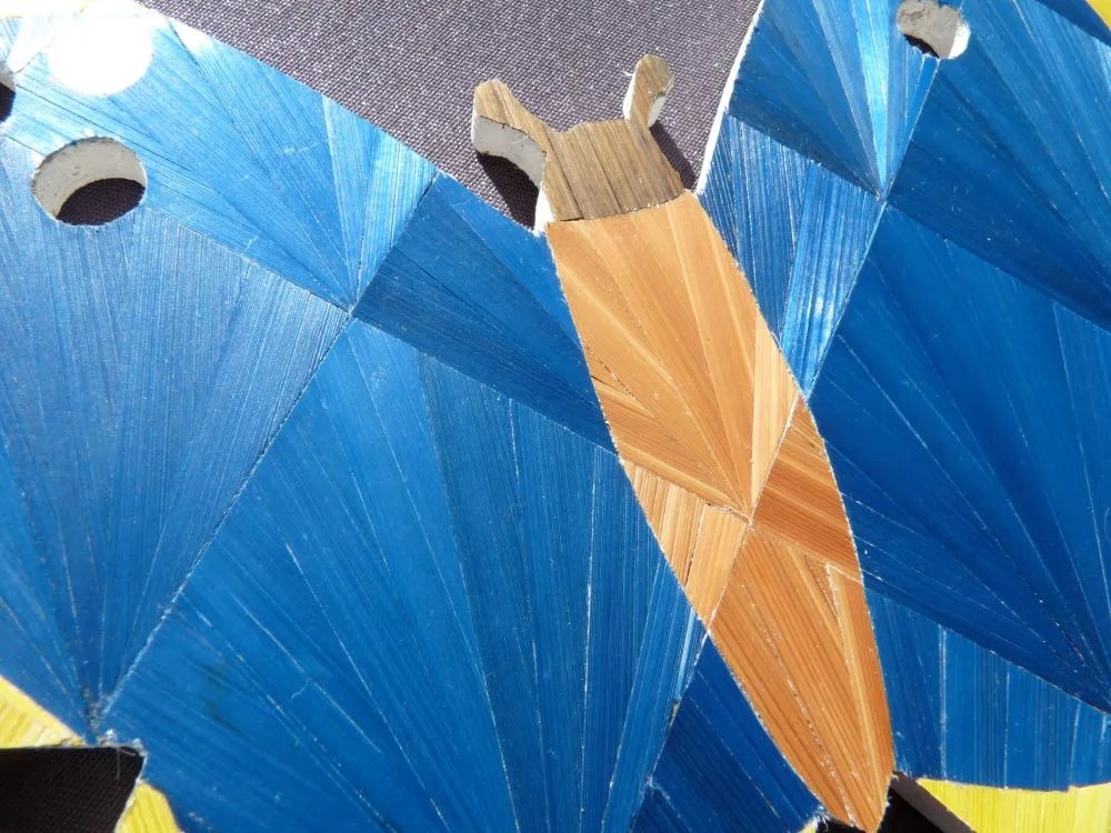 Papillon en marqueterie de paille de couleur bleue