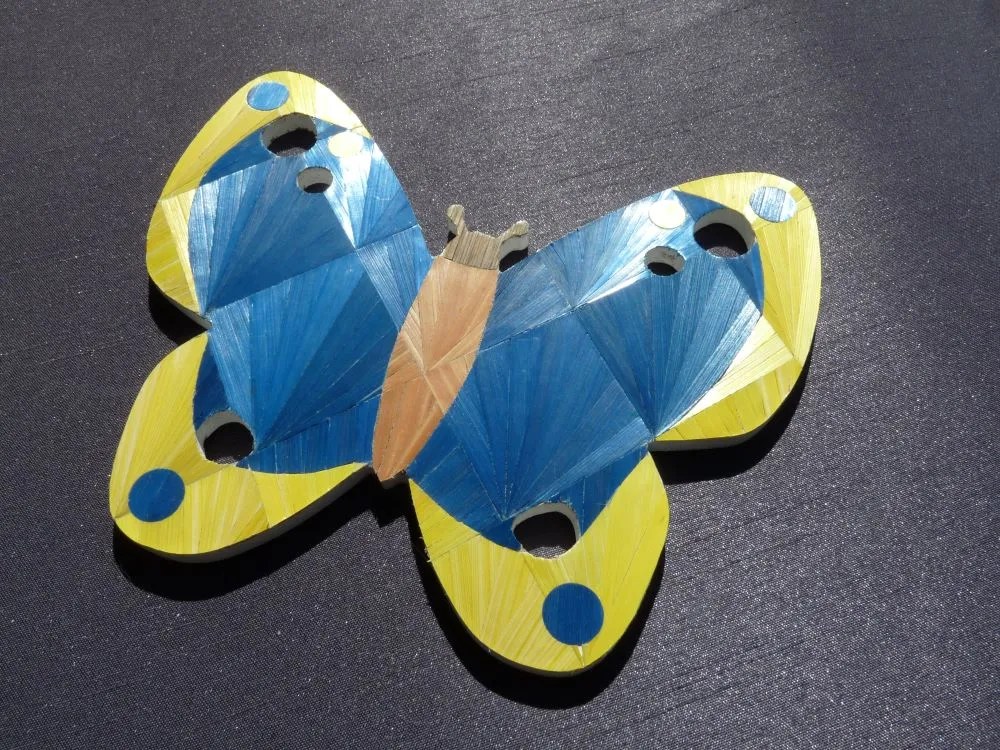 papillon décoré en marqueterie sous le soleil
