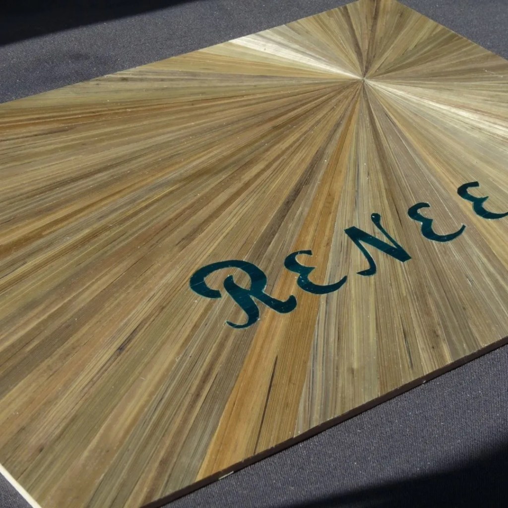 Soleil avec centre excentré décoré avec le nom de Renée