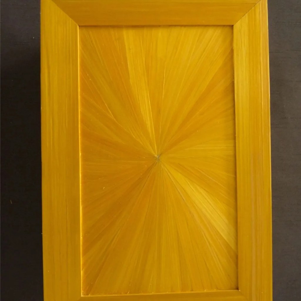 Couvercle d'une boîte à bijoux soleil jaune