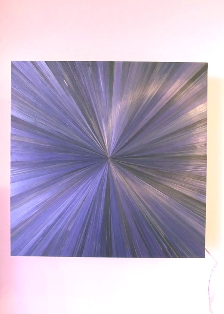 Reflets de lumière sur une applique murale