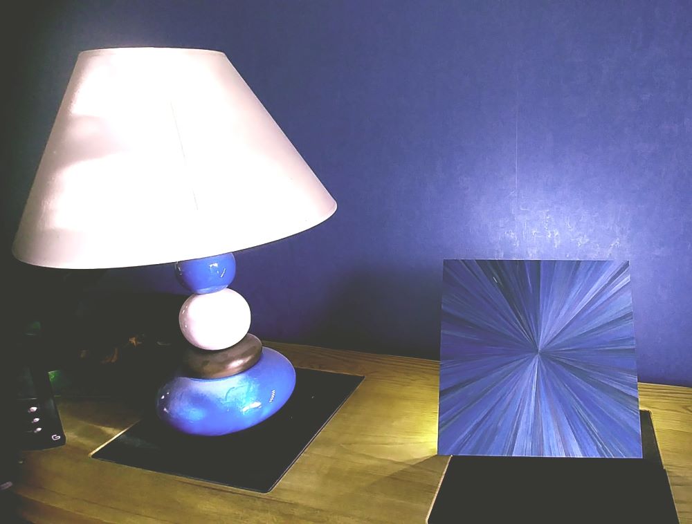 Applique murale avec sa lumière arrière sur un meuble