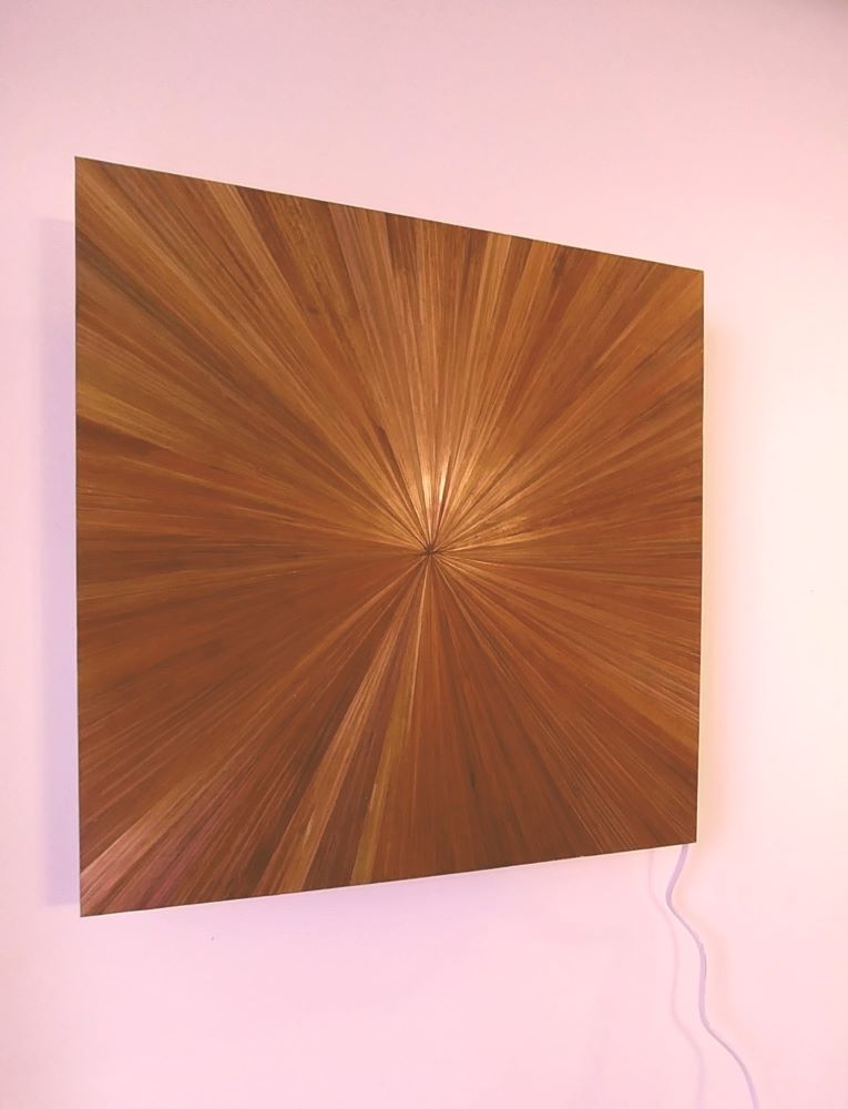 Applique murale sur le mur avec ses reflets lumineux en cuivre foncé