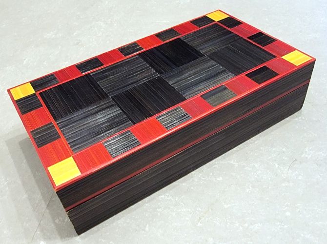 Boîte artisanat art - noire et rouge. carré