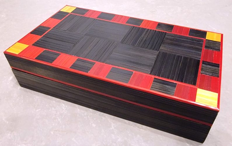 Boîte artisanat art - noire et rouge. carr