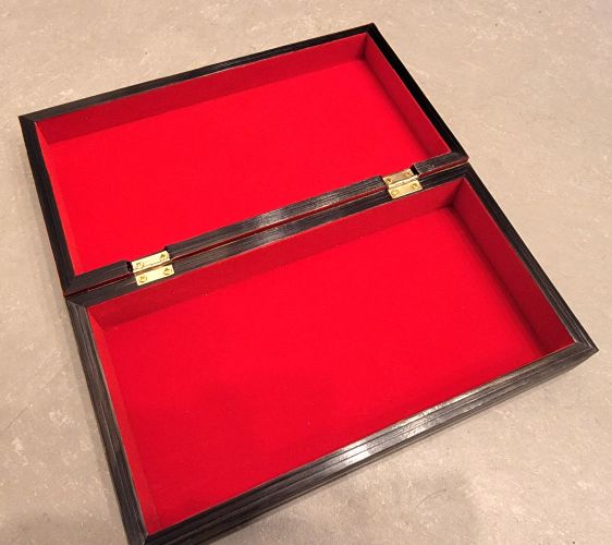 Boîte artisanat art - noire et rouge. carr